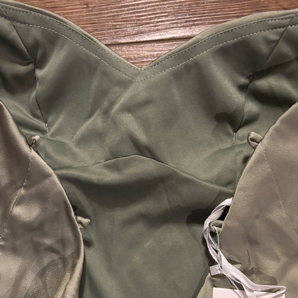 Elegant Green Satin Dress - Picture 4 of 5